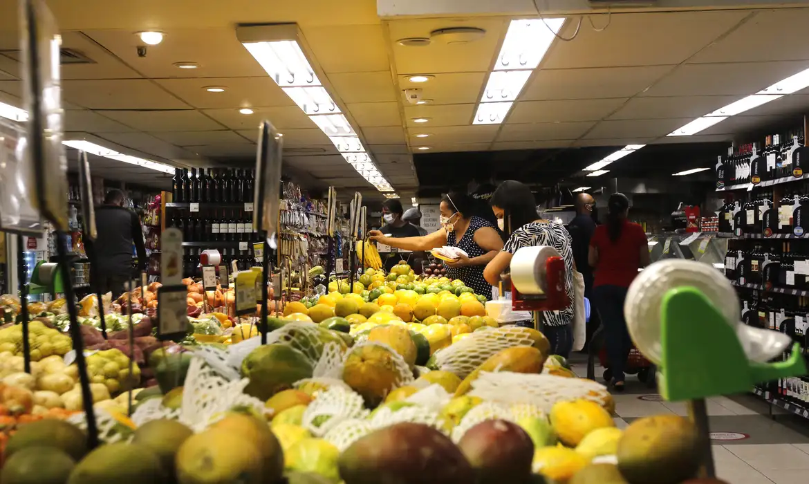 INPC, inflação que corrige salários, acumula 4,29% em 12 meses